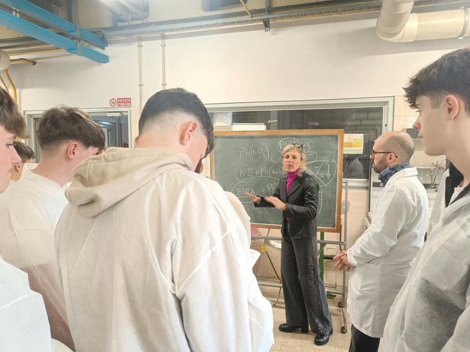 Gli studenti mentre seguono la spiegazione per preparare i campioni e svolgere le fasi dell’esperimento Gli studenti mentre seguono la spiegazione per preparare i campioni e svolgere le fasi dell’esperimento